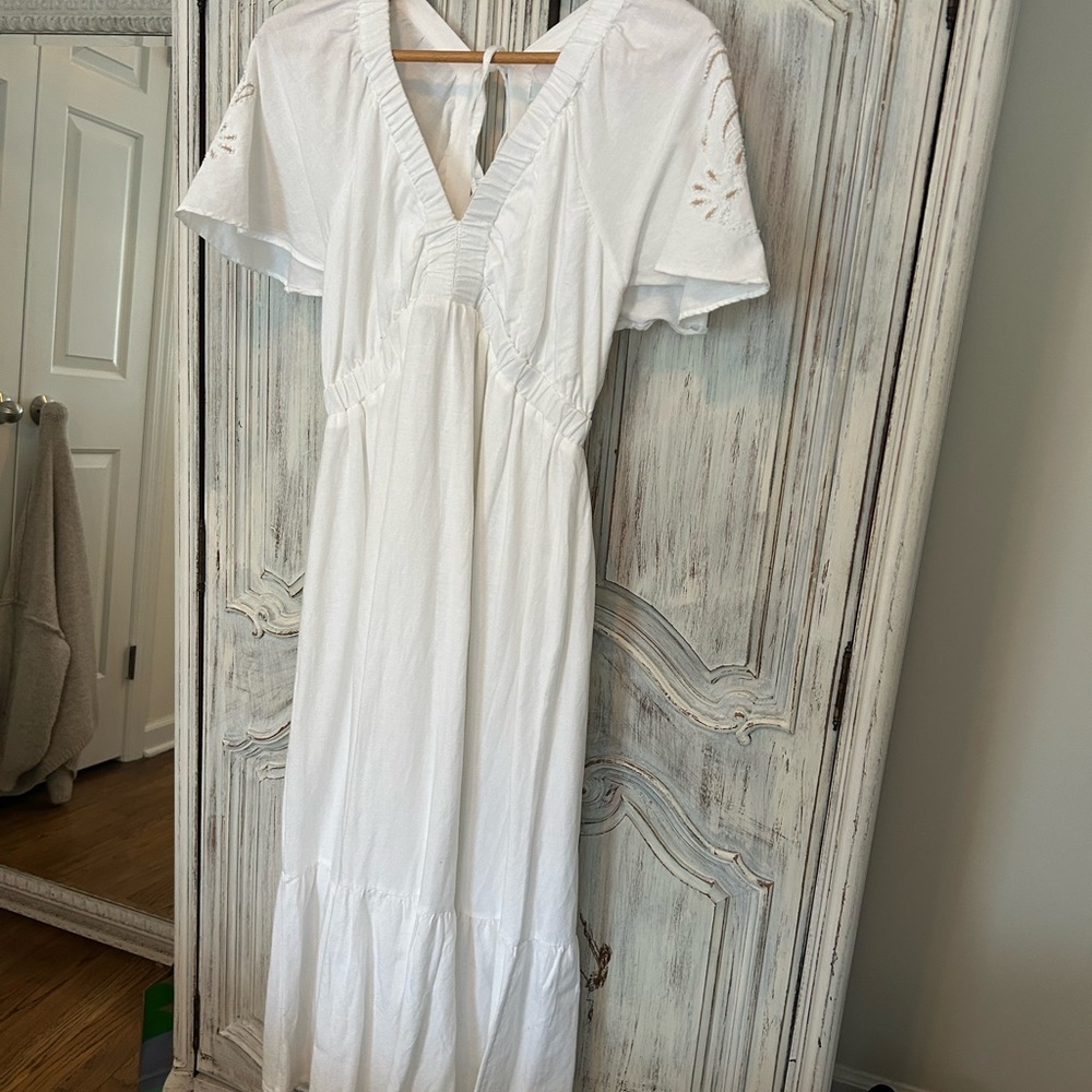 Elegant White V-Neck Dress